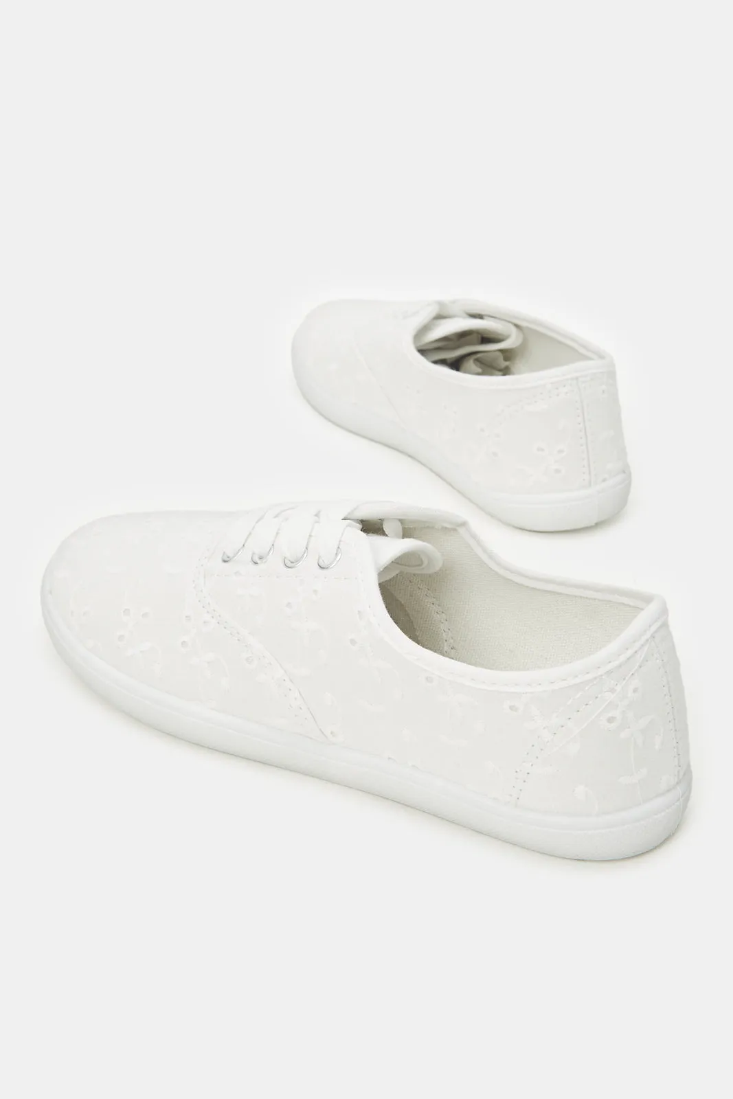 Women White Solid Anglaise Shoes