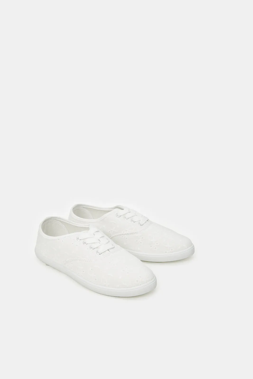 Women White Solid Anglaise Shoes