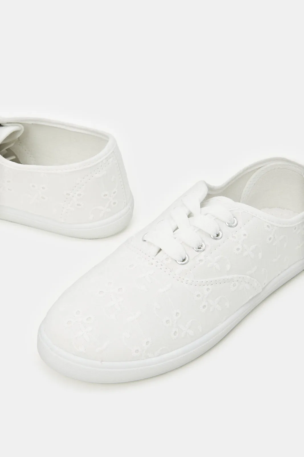 Women White Solid Anglaise Shoes